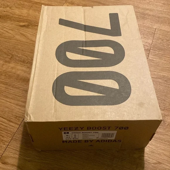 Yeezy Boost 700 - brand new - Picture 2 of 7